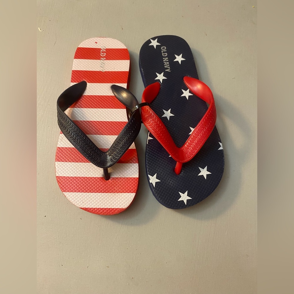 10/$25 Old Navy flip flop size 12-13